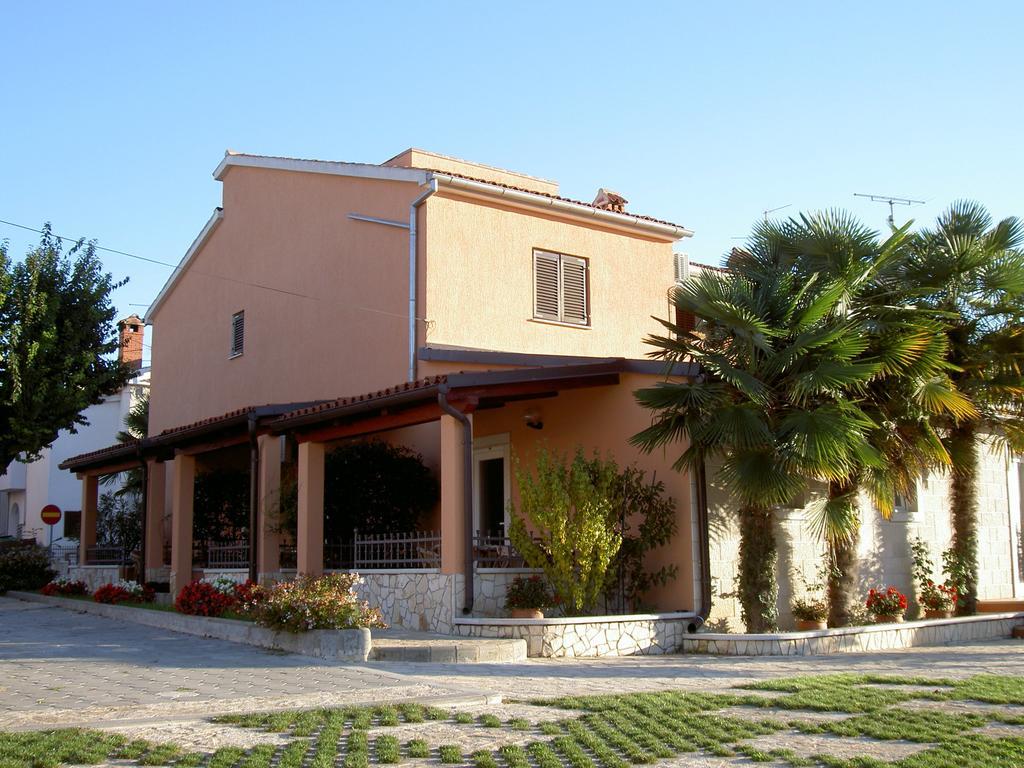 Apartments Kori Фунтана Стая снимка