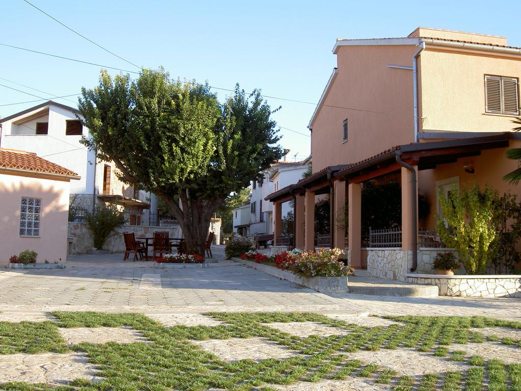 Apartments Kori Фунтана Стая снимка