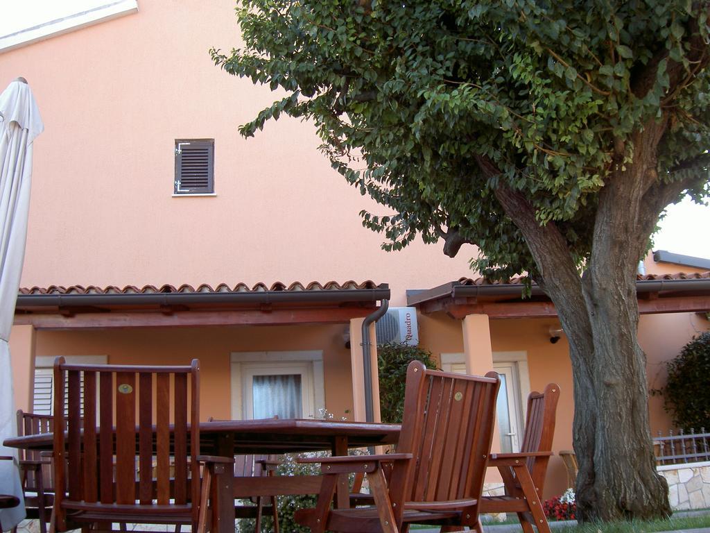 Apartments Kori Фунтана Стая снимка