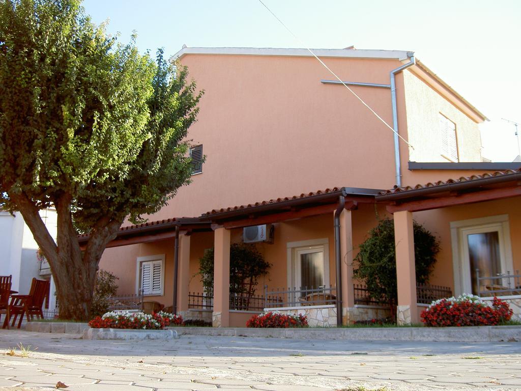 Apartments Kori Фунтана Стая снимка